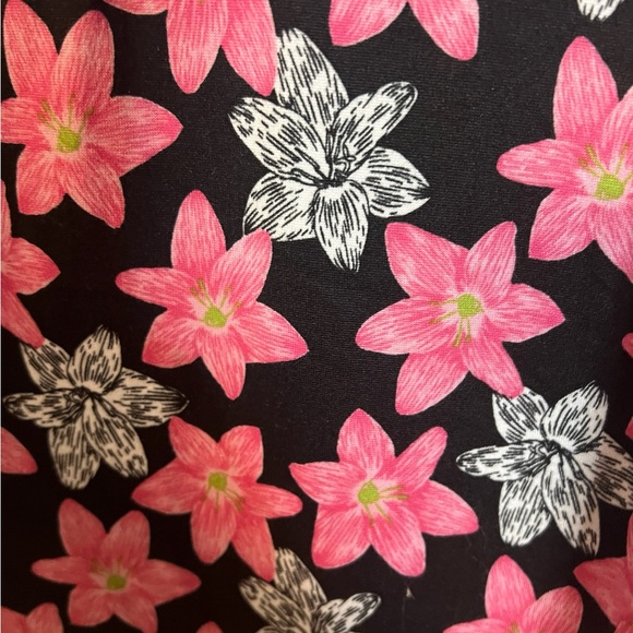 A pair of Fabulous floral pajama set  in size extra large - Picture 9 of 10